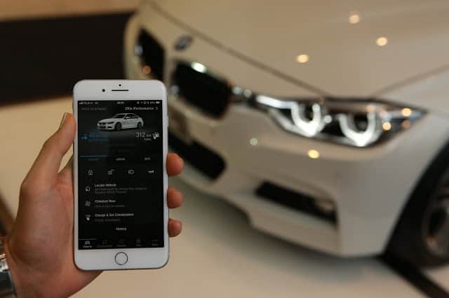 BMW ร่วมกับ Microsoft เปิดตัวบริการ BMW ConnectedDrive สำหรับรถยนต์ BMW iPerformance 5