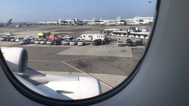 พบผู้โดยสารสายการบิน Emirates เที่ยวบิน 203 จาก Dubai สู่สนามบิน JFK หลายคนมีอาการป่วยจนต้องถูกกักกันโรค 1
