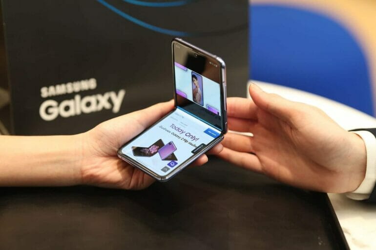Samsung Galaxy Z Flip 200 เครื่องแรกขายหมดอย่างรวดเร็ว 13