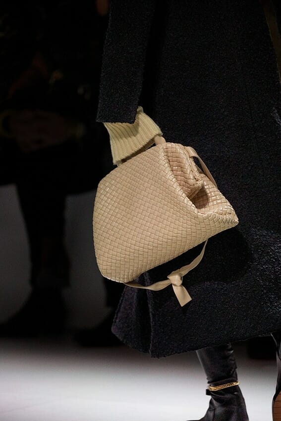 The Handle กระเป๋าสุดหรูใบล่าสุดจาก Bottega Veneta ประจำฤดูกาล Fall 2020 3