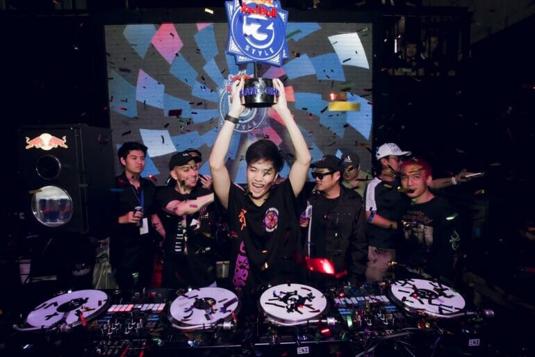 “ดีเจ เอ็กซ์ดี” งัดสกิลมิกซ์เพลง มัดใจคณะกรรมการ คว้าแชมป์ Red Bull 3Style Thailand 2019 5